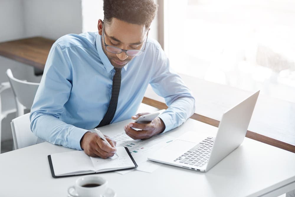 Homem em escritório realizando aula de MBA para bancários.