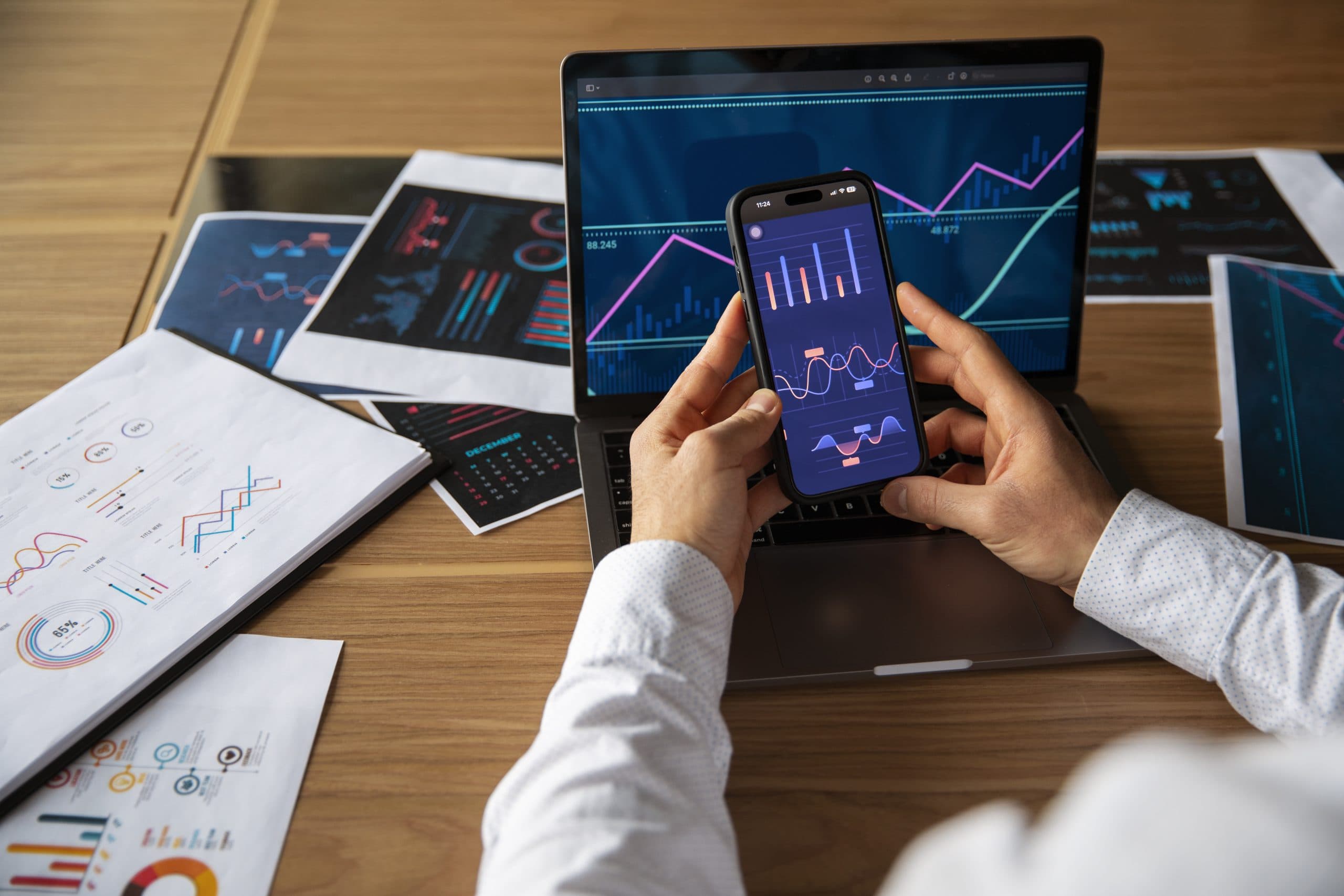 Imagem de uma pessoa utilizando Inteligência Artificial no mercado financeiro.