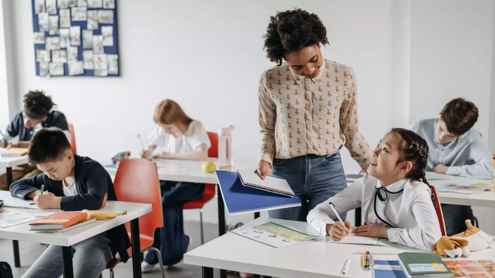 Escola com estudantes em atividades durante a jornada ampliada, representando os desafios da gestão escolar no ensino em tempo integral.