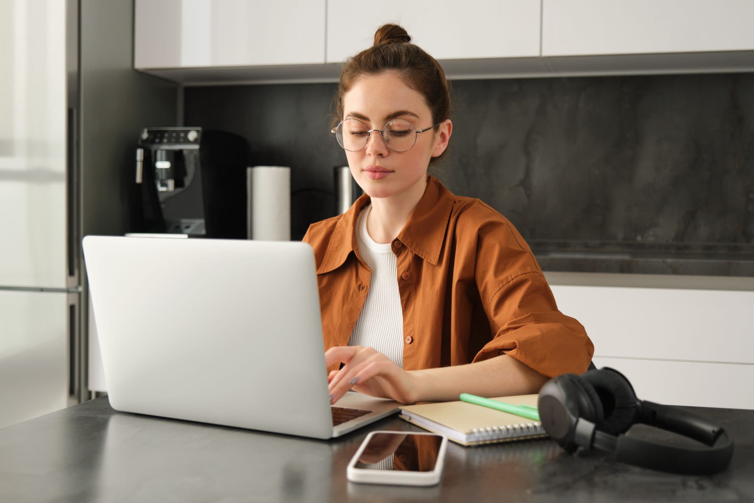 Pessoa estudando em casa com laptop, representando a flexibilidade do MBA EAD.