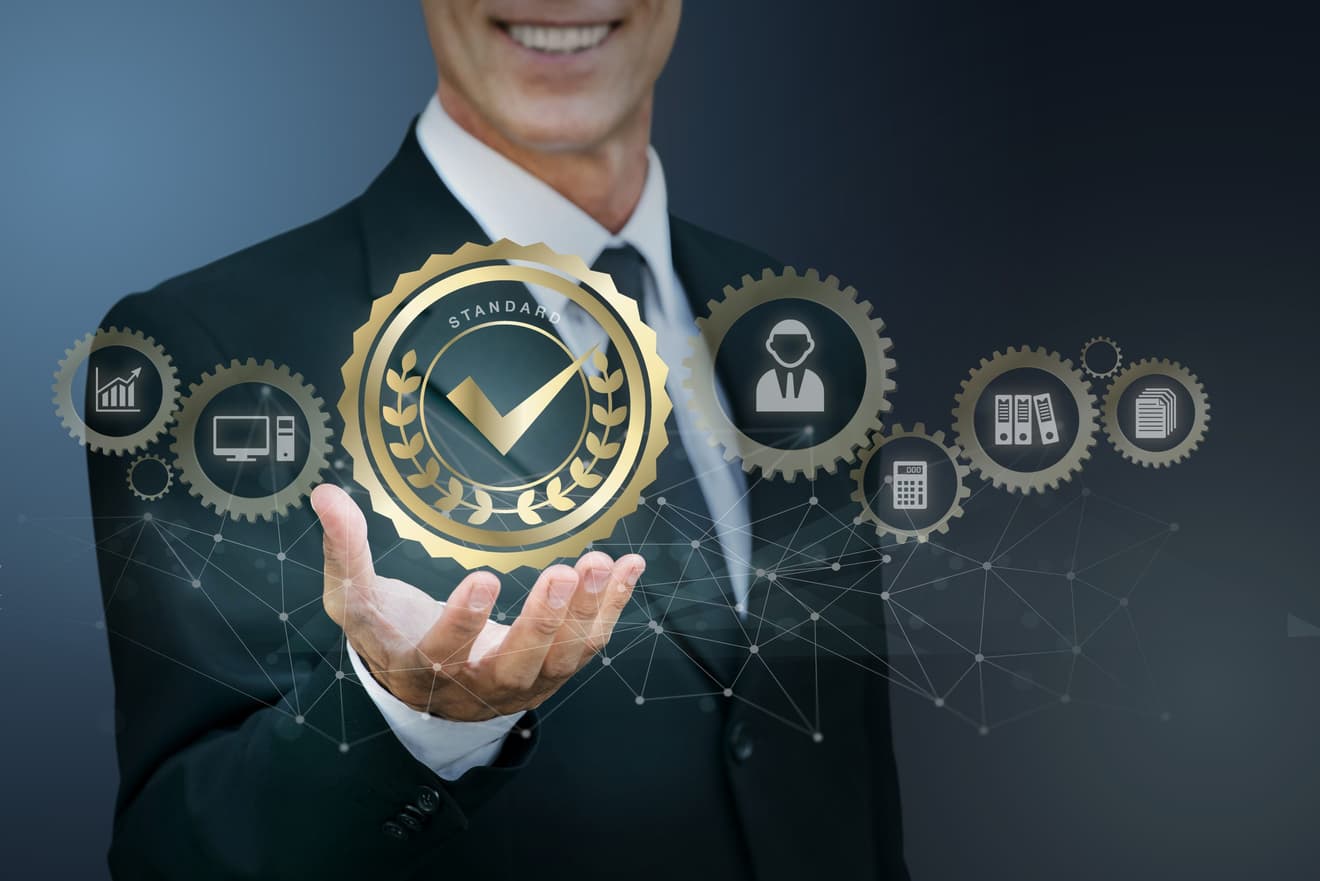 Homem de terno segurando um ícone de certificação, representando a conquista da Certificação PMP