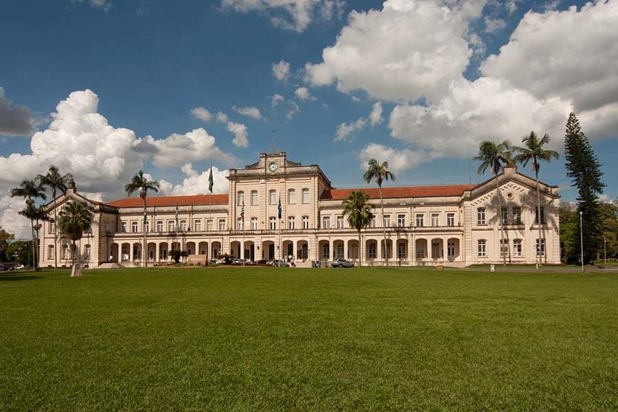 Fachada de prédio do campus da USP.