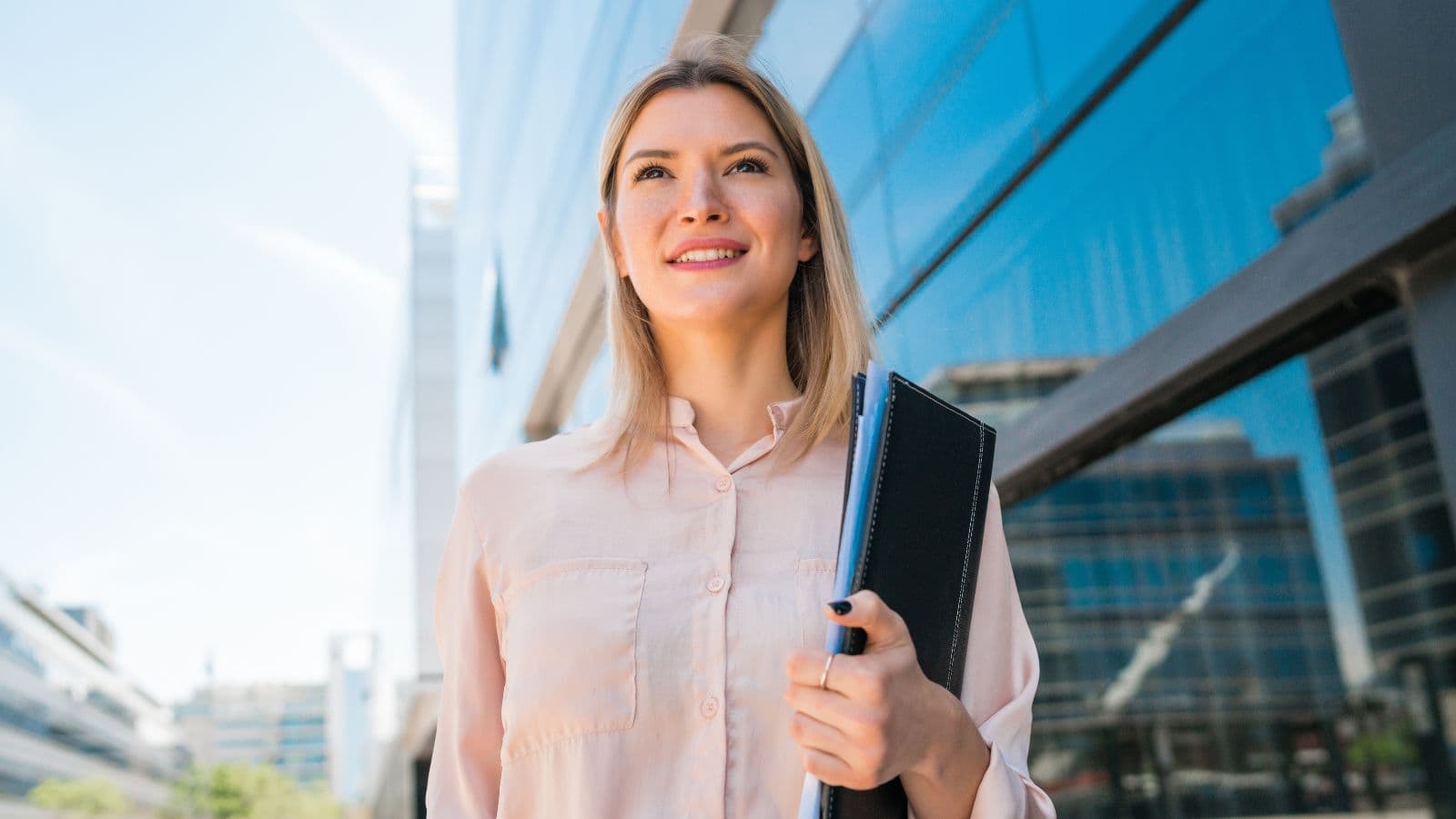 Fazer um MBA em 2026 exige atenção às novas tendências do mercado. Descubra as áreas, formatos e habilidades mais valorizadas para sua carreira. Confira!