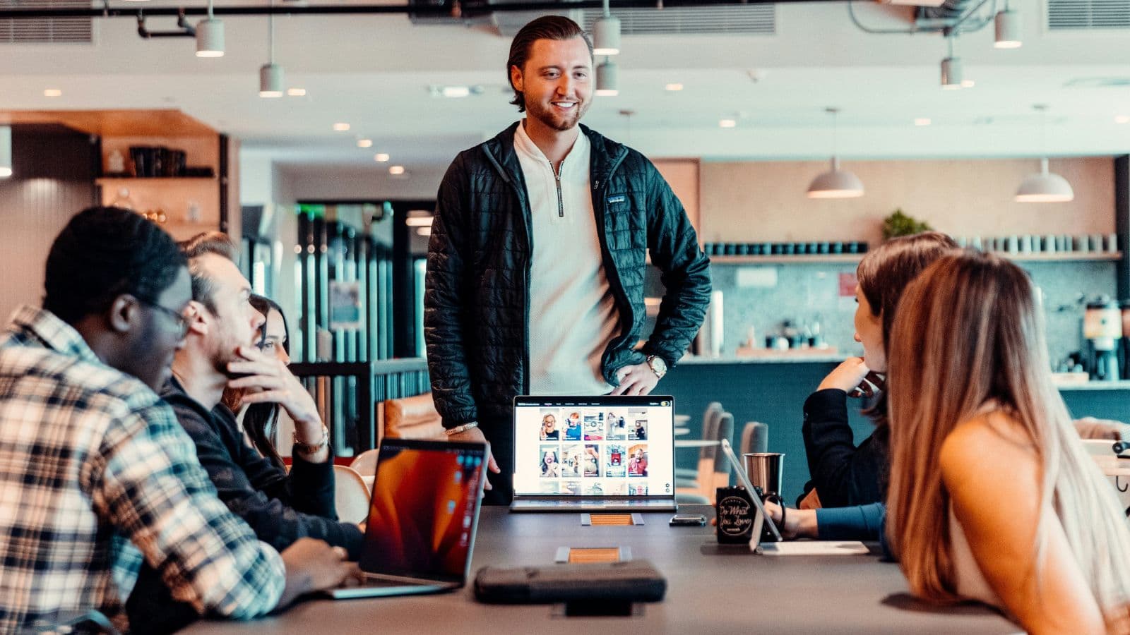 Imagem de um profissional em gestão de projetos liderando uma equipe.