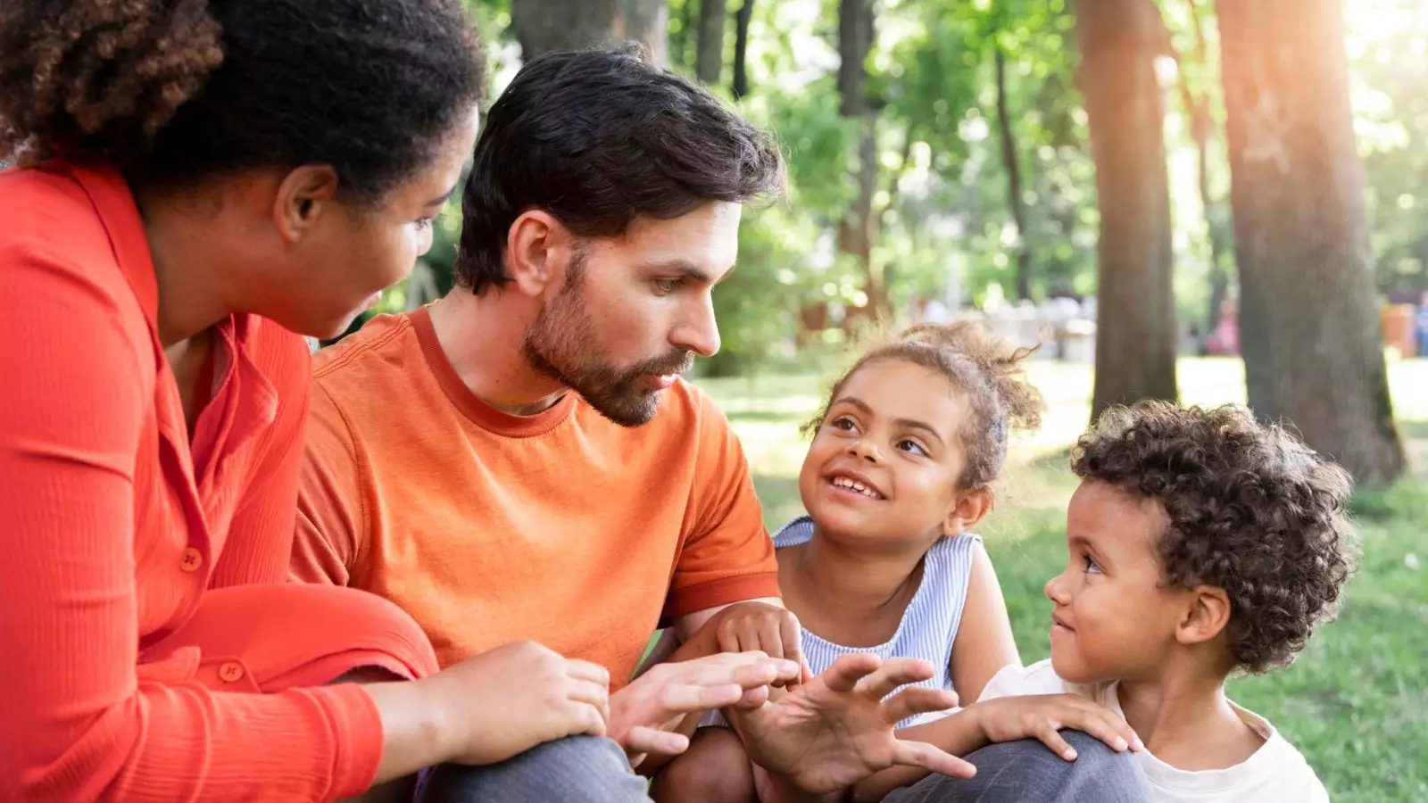 Imagem que mostra os pais fazendo educação positiva com seus filhos.