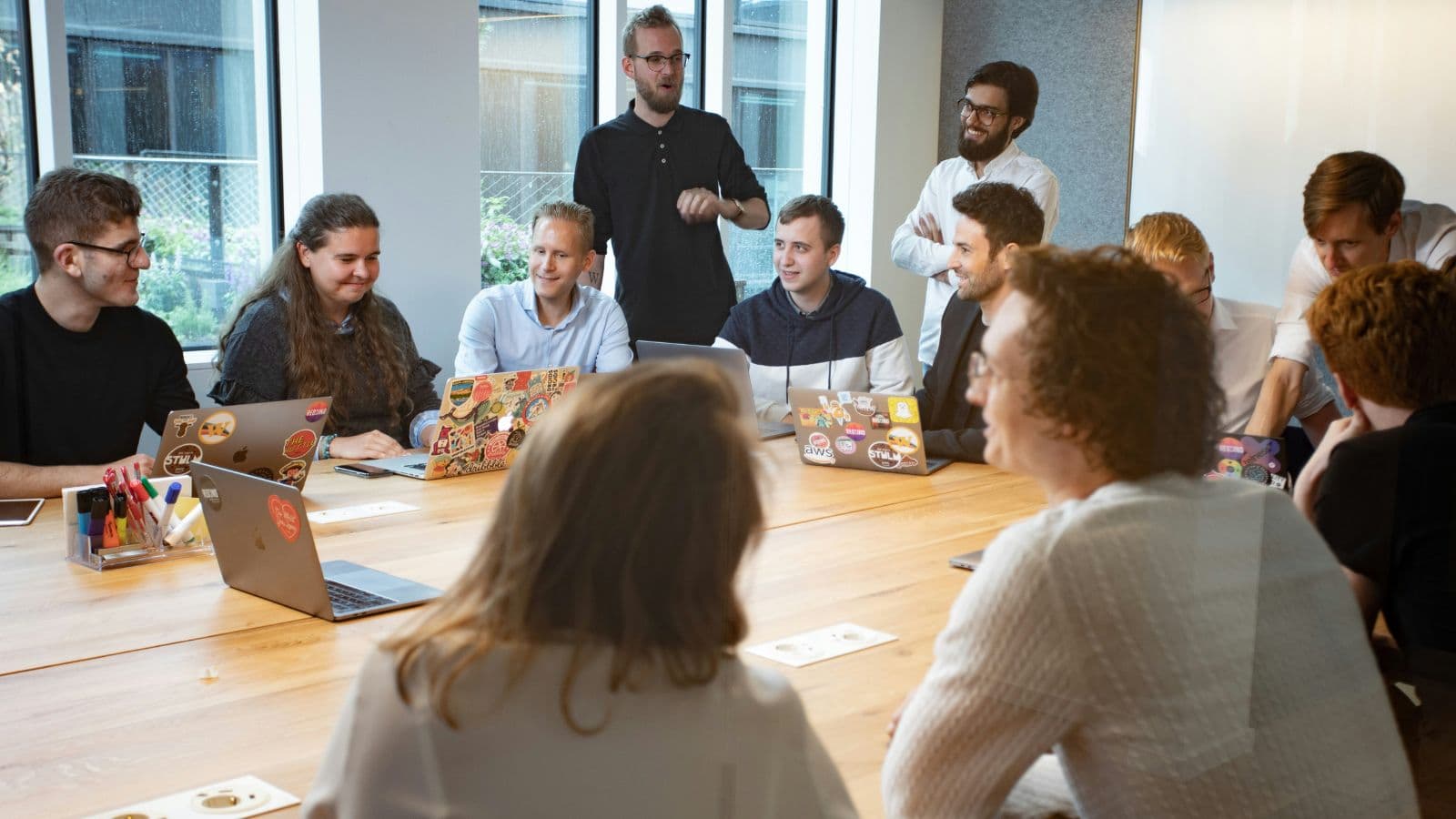 Imagem de profissionais fazendo networking mba.