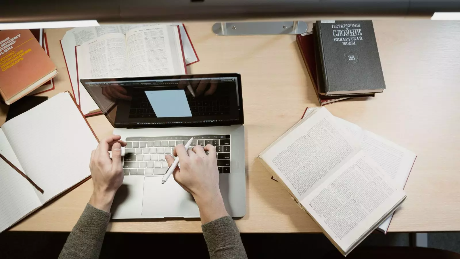 Pessoa estudando com notebook para fazer cursos de curta duração.