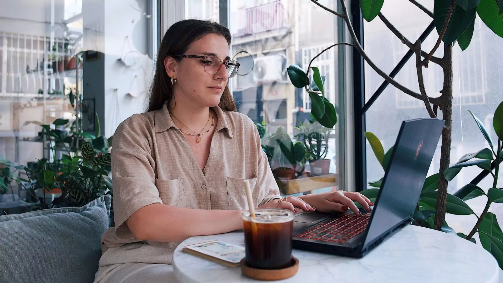 Profissional trabalhando de forma independente no modelo de gig economy.