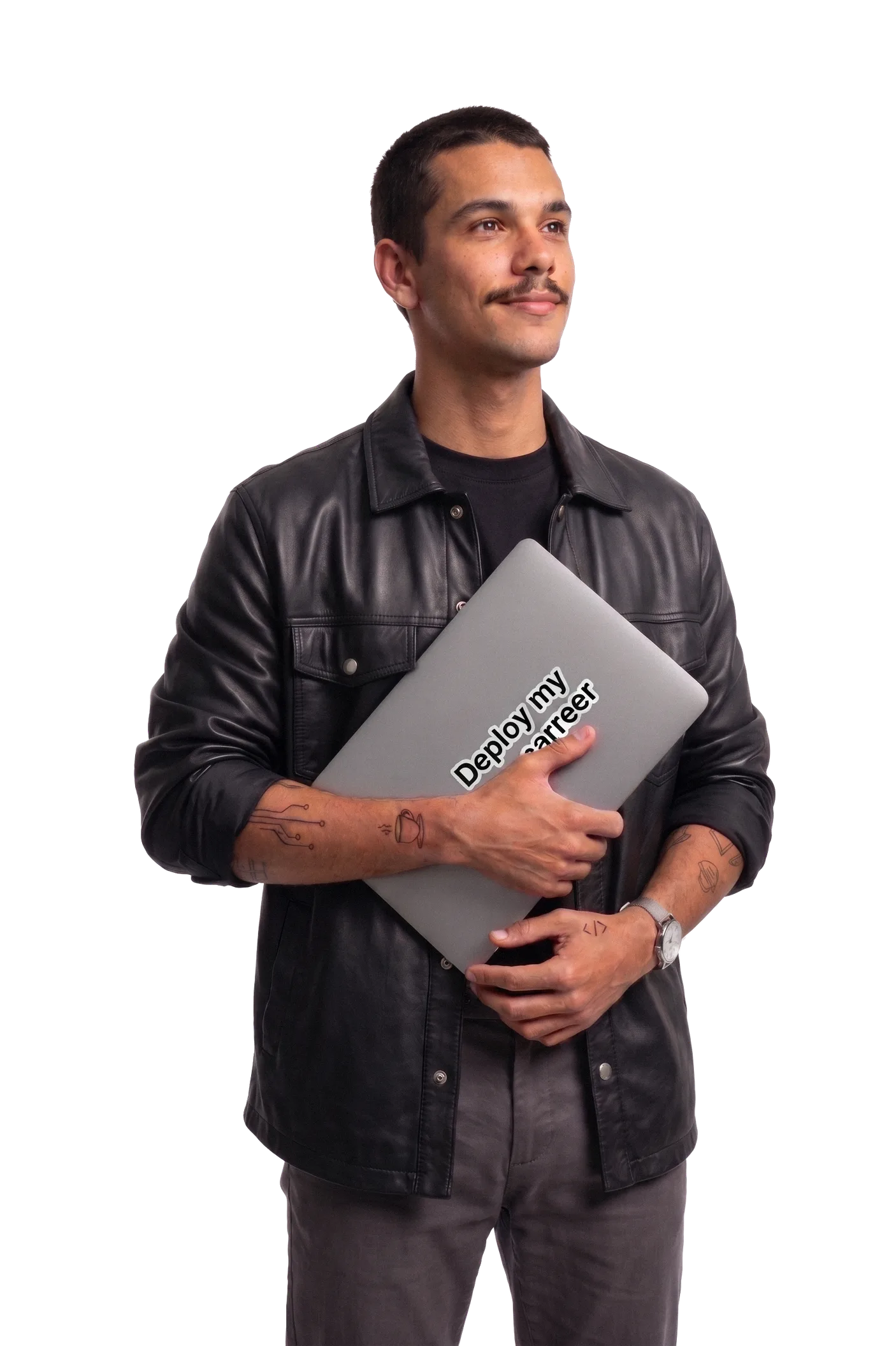 Pessoa de jaqueta de couro segurando um notebook com o adesivo Deploy my career