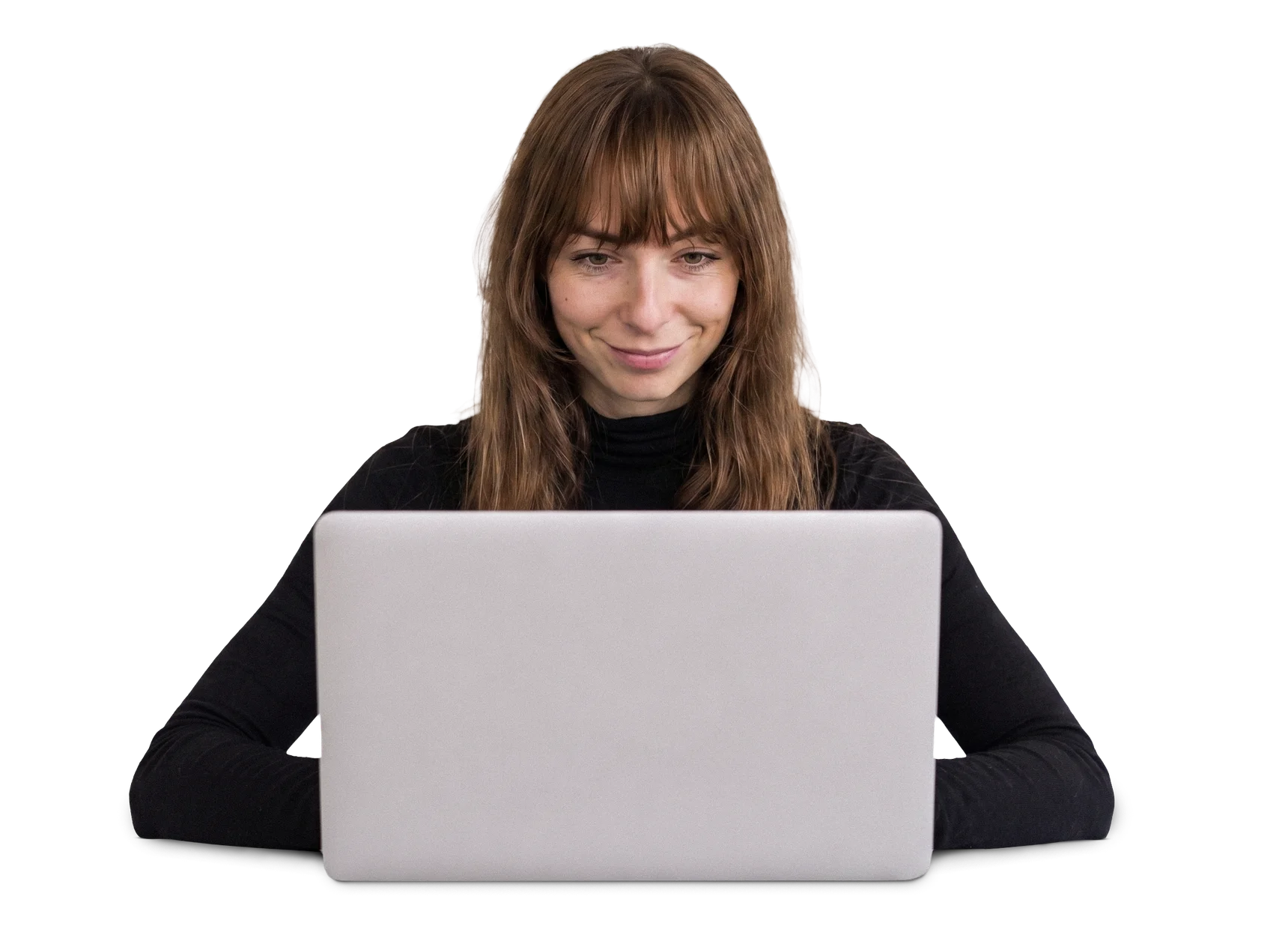 Pessoa sorrindo diante de um notebook aberto