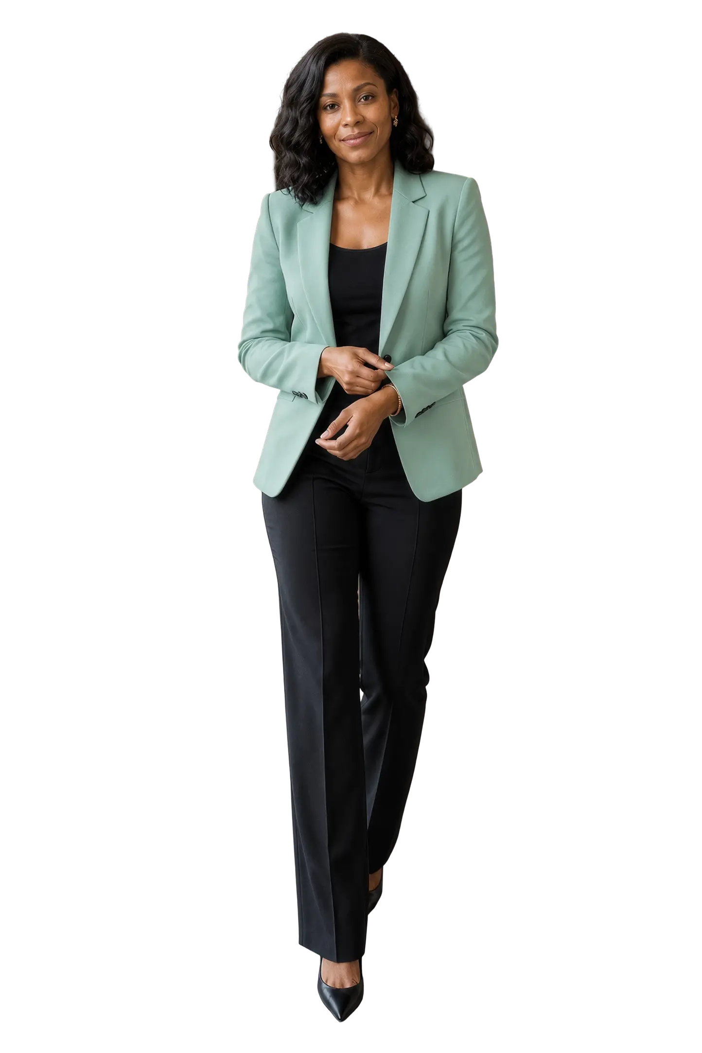 Mulher de blazer verde-claro sorrindo, de braços à frente do corpo